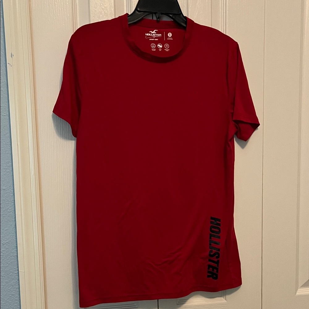 Hollister men’s sport knit tee. Size small. Red